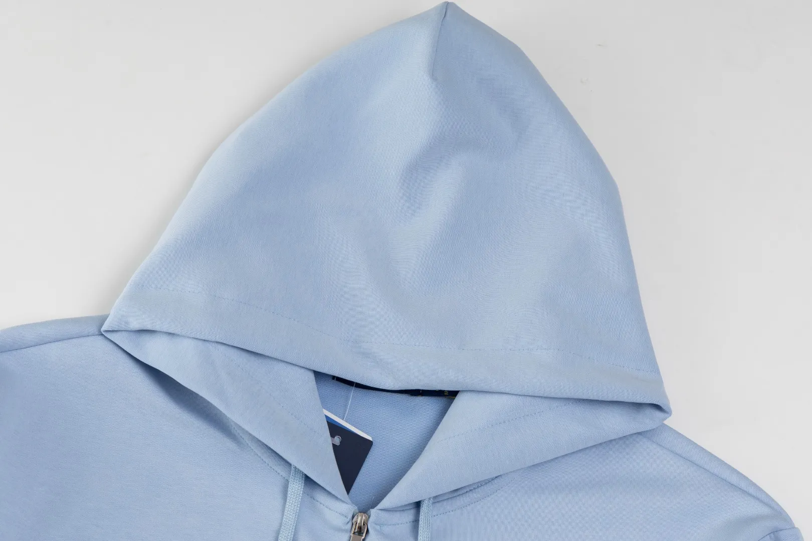 P236 #R95 Ralph Lauren/Ralph Lauren Twelve Color Pony🐎 Embroidered zipper cardigan jacket hooded sweatshirt This hooded sweatshirt is decorated with a simple style that represents Ralph Lauren. It is paired with a pony embroidery pattern, which is three-dimensional and full! The solid color fabric paired with exquisite embroidery instantly sets it off! Hooded sports design, loose and casual fit! The overall texture is very strong! Through the pictures, we can feel the thickness and texture of custom-woven and dyed threads. The workmanship is exquisite. They are shipped from major foreign trade factories. They are all made by masters with many years of experience. Everything is of high standards and requirements! Simple and versatile style ~ super delicate and soft, close to the body without being tied, all fabrics and accessories are original custom-made and of high quality! Perfectly reflects the brand’s sense of superiority! Standard cut, comfortable stretch, unrestricted movement! Highly practical, high-end and classy! Versatile style ~ can be paired with jeans or jogging pants. Ideal for transitioning from your morning commute to weekend events!  Color: Black with red label Black with white label Khaki Navy blue with red label Navy blue with white label White Light gray Dark gray Burgundy Army green Light blue Pink Size: S M L